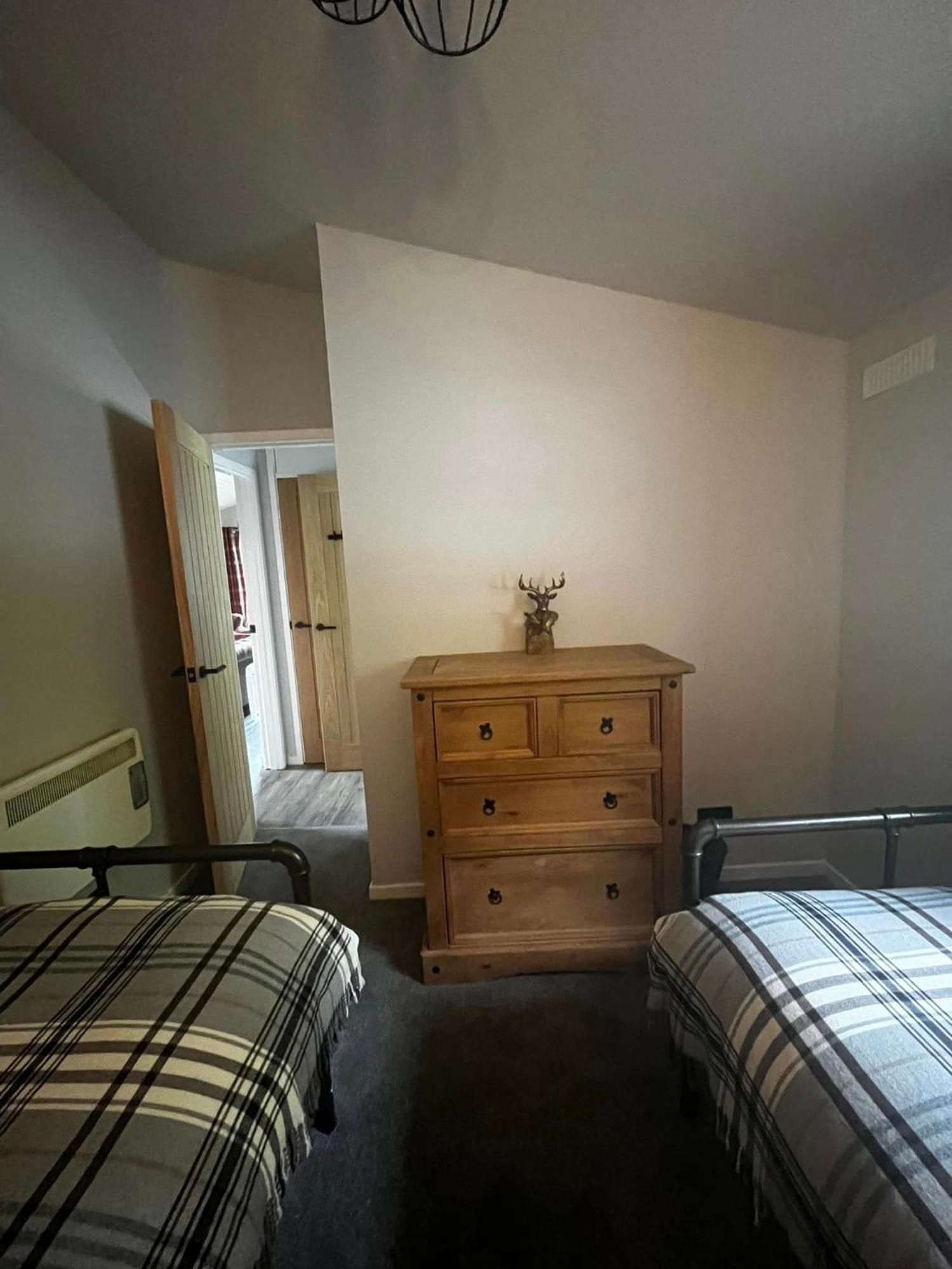 Homes -caravans, Lodges, Shepherds Hut And Train Carriage Lodge