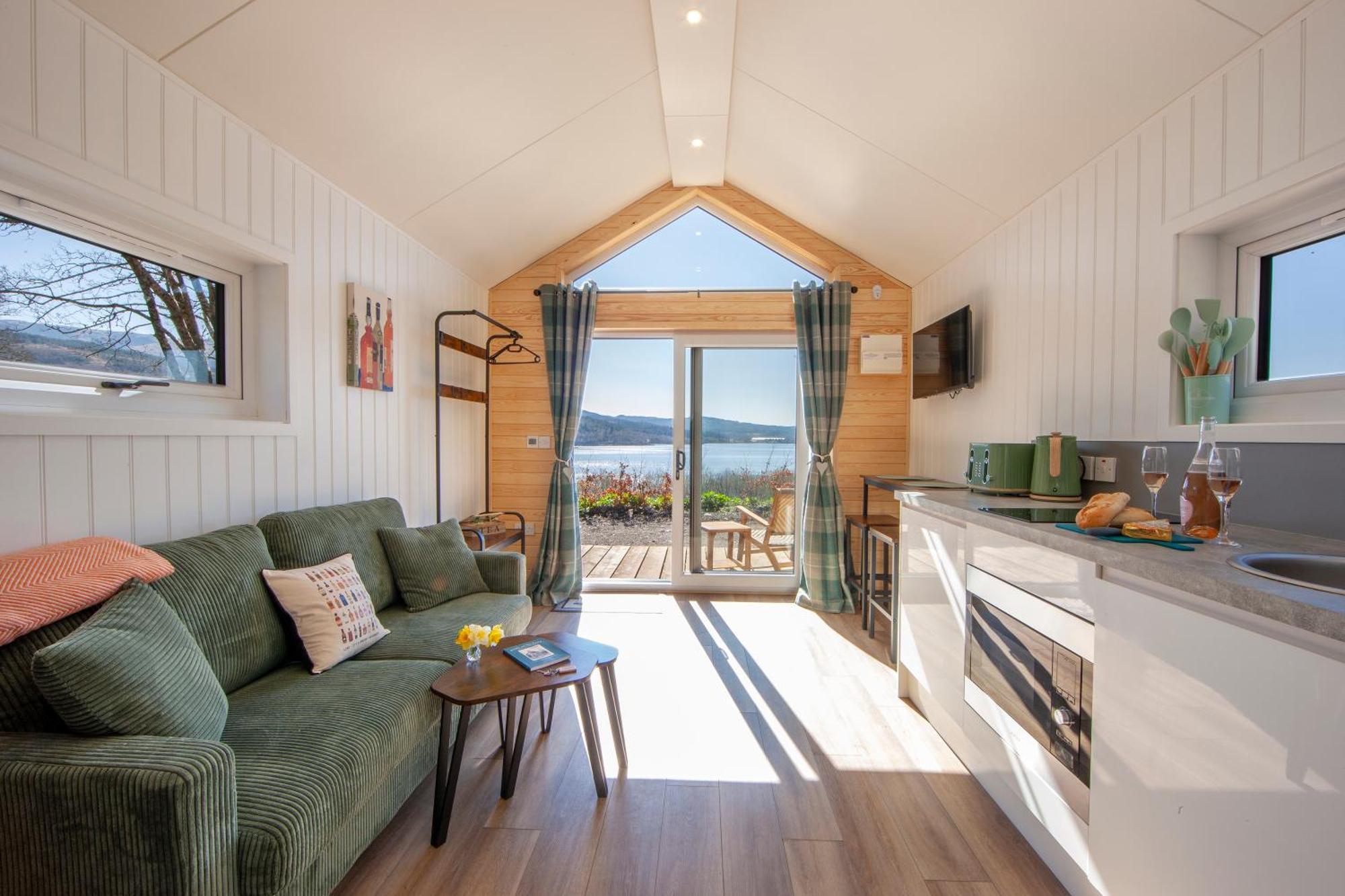 Homes -caravans, Lodges, Shepherds Hut And Train Carriage Lodge