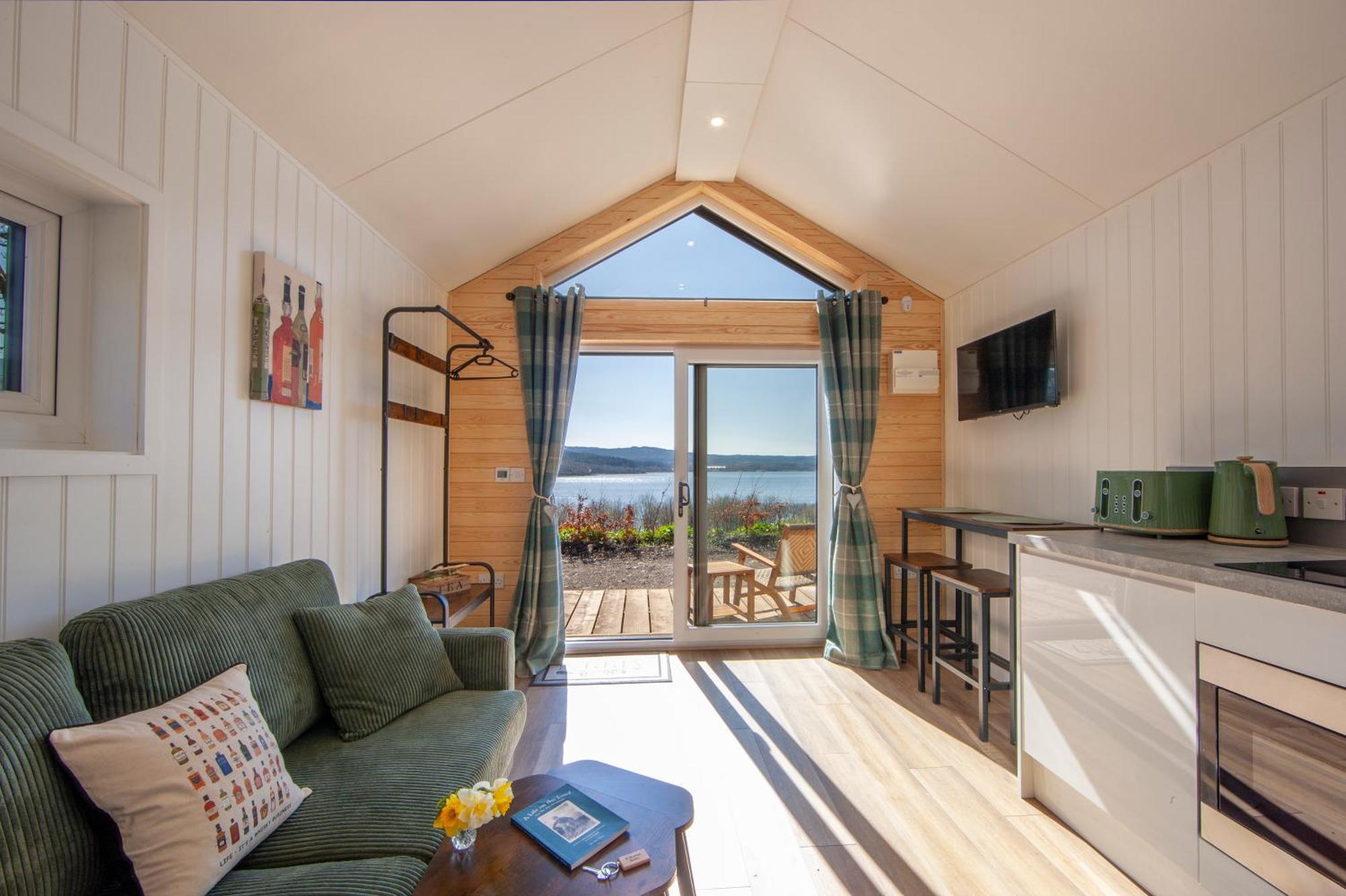 Homes -caravans, Lodges, Shepherds Hut And Train Carriage Lodge *