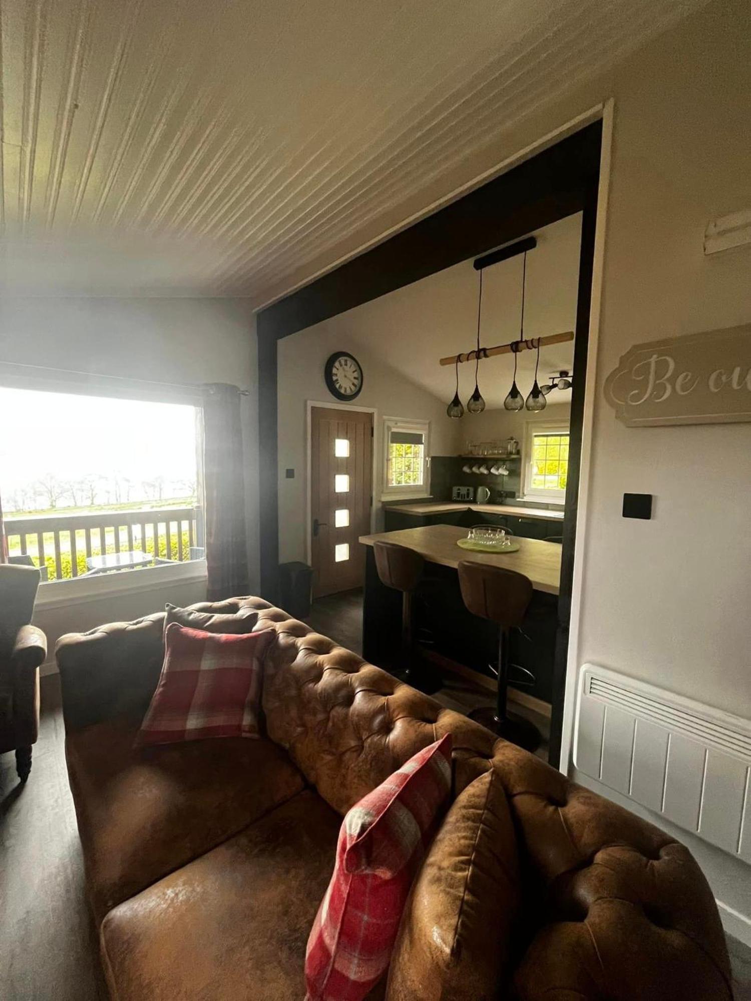 Homes -caravans, Lodges, Shepherds Hut And Train Carriage Lodge