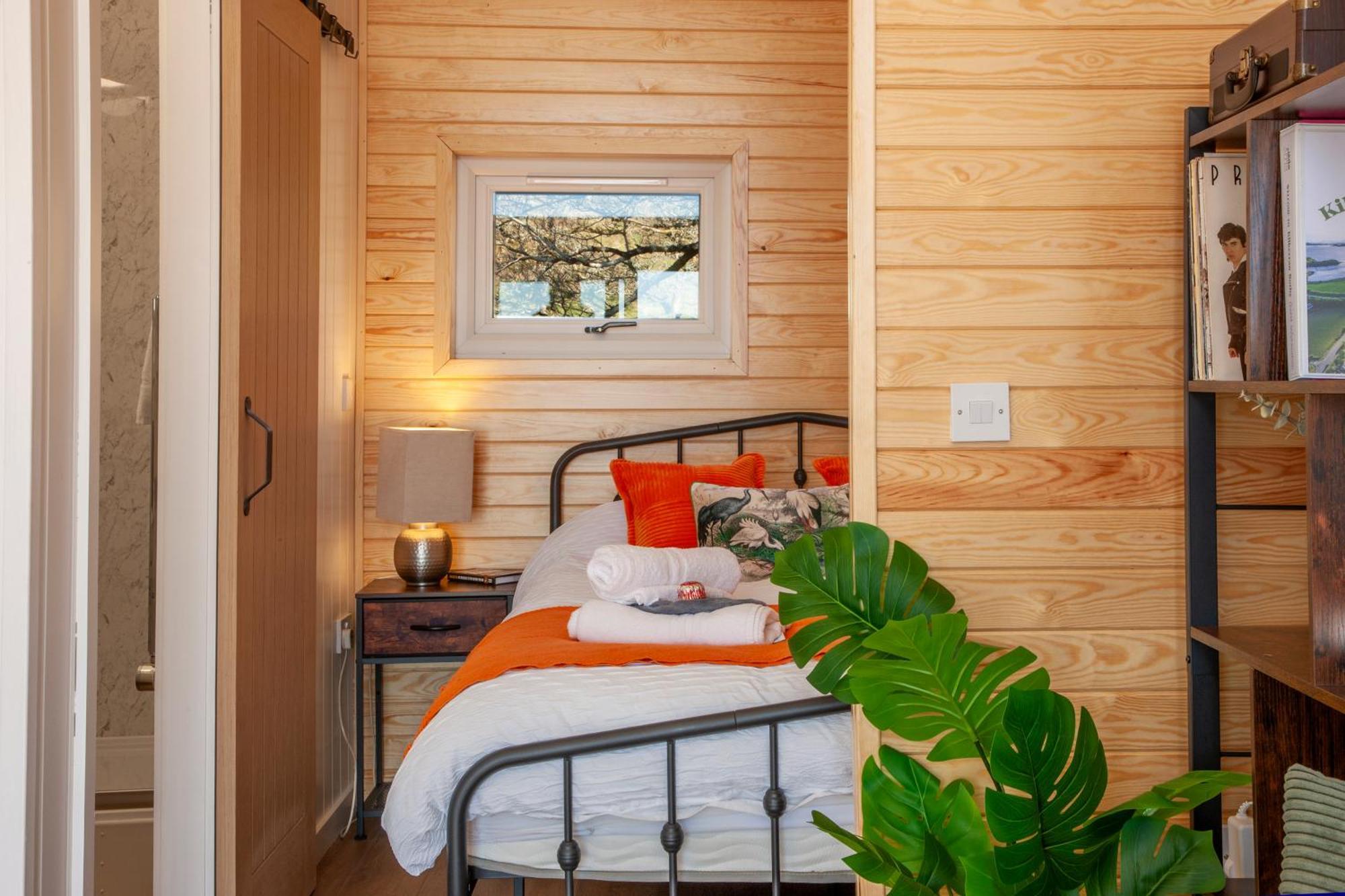 Homes -caravans, Lodges, Shepherds Hut And Train Carriage Lodge *