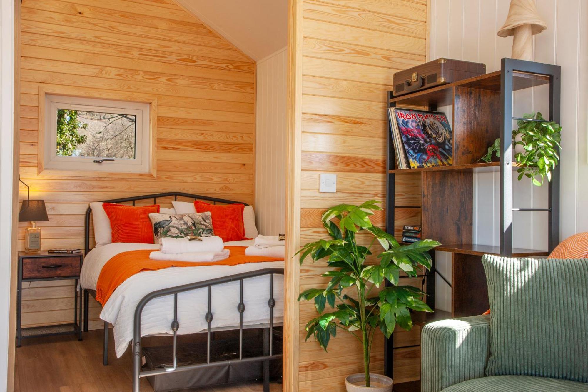 Homes -caravans, Lodges, Shepherds Hut And Train Carriage Lodge
