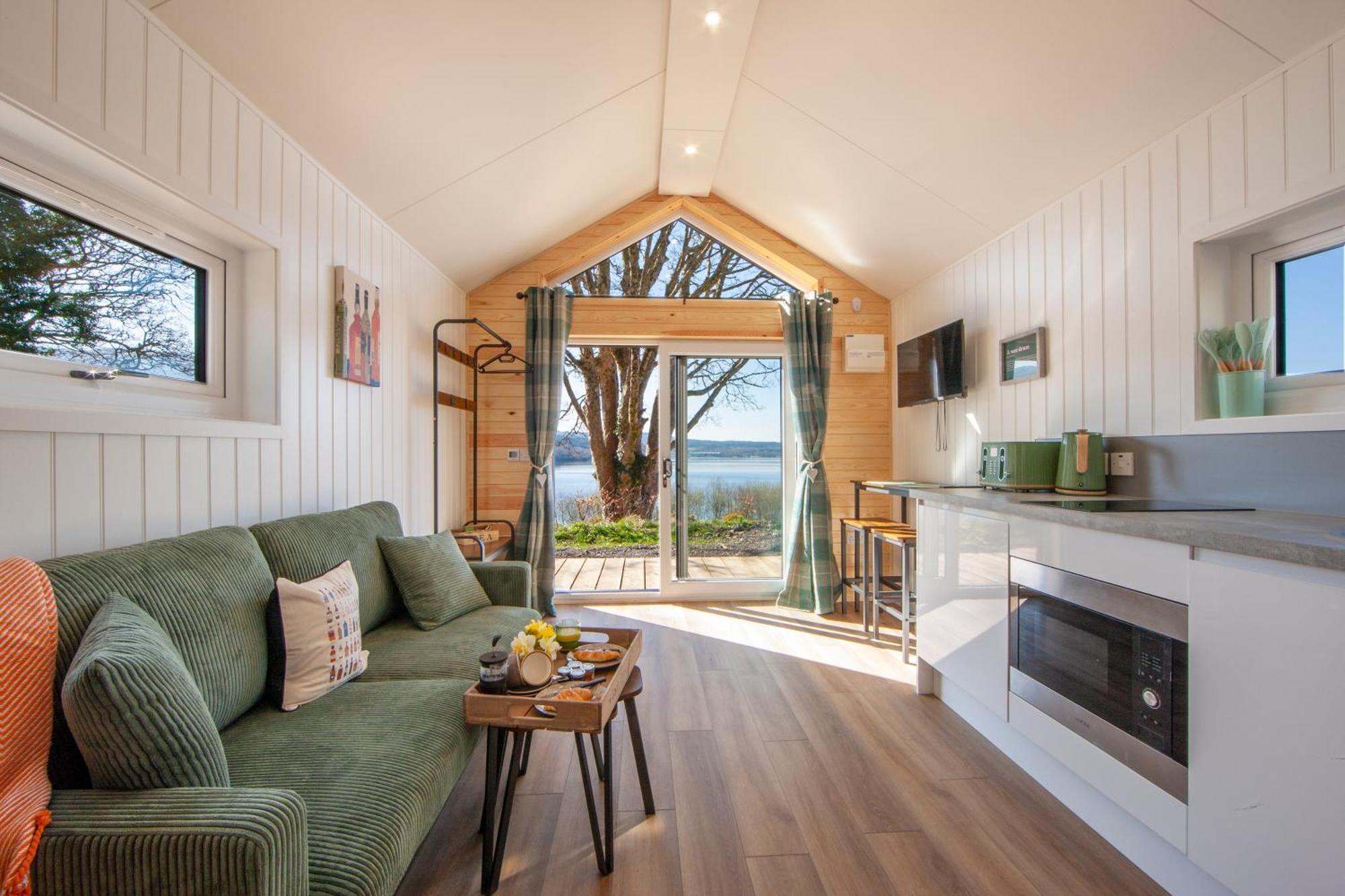 Homes -caravans, Lodges, Shepherds Hut And Train Carriage Lodge *