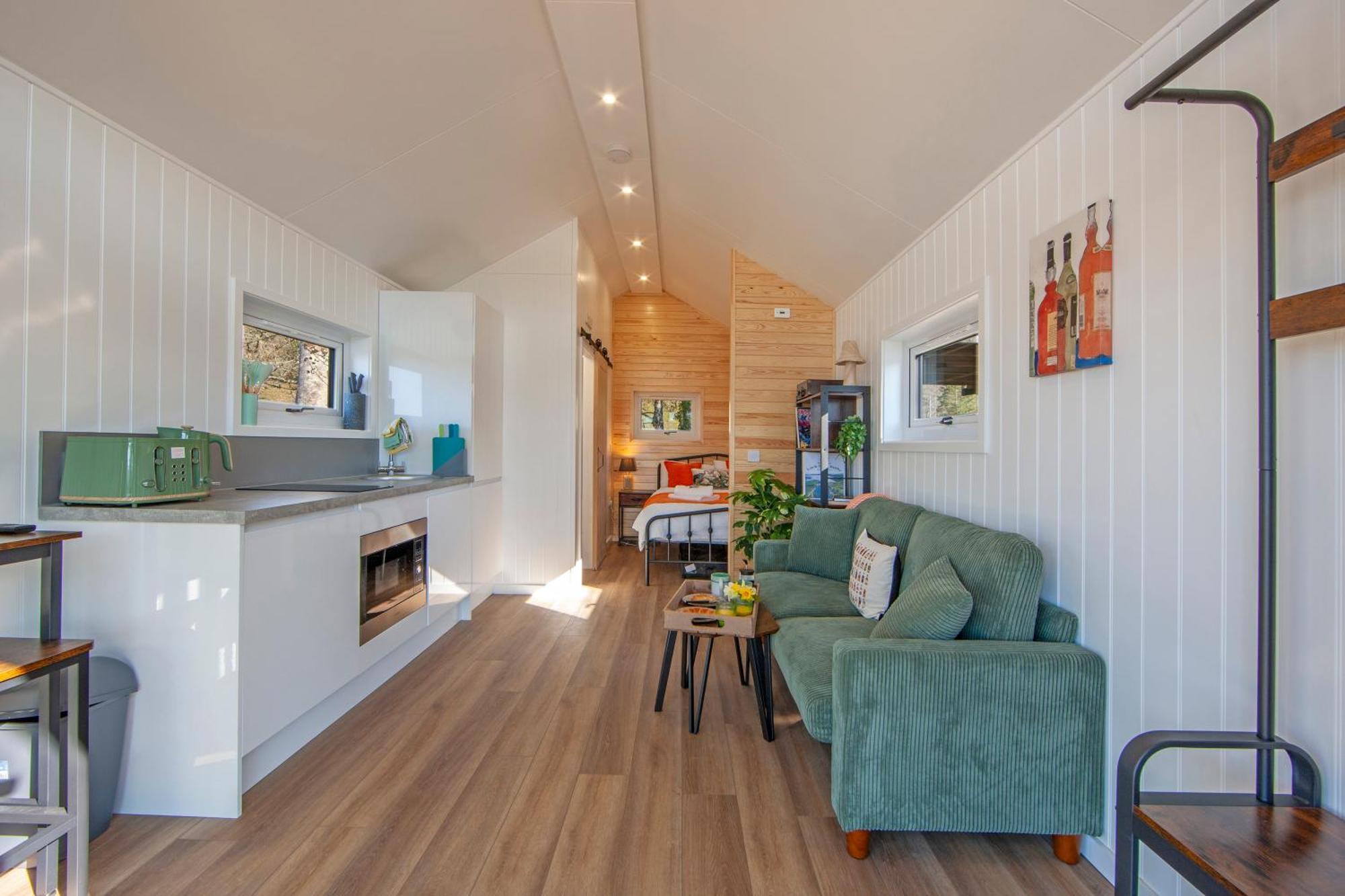 Homes -caravans, Lodges, Shepherds Hut And Train Carriage