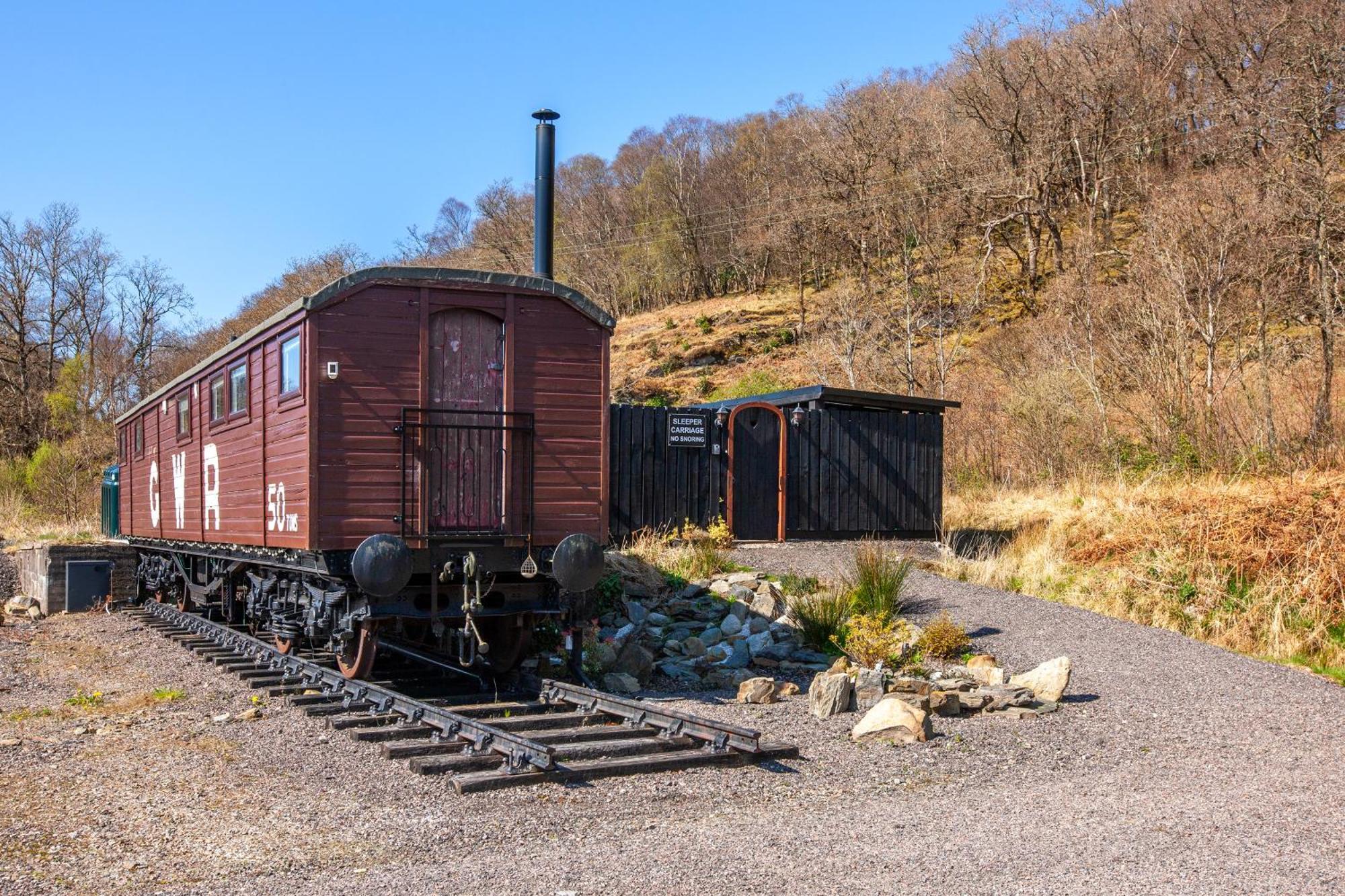 Homes -caravans, Lodges, Shepherds Hut And Train Carriage Lodge *